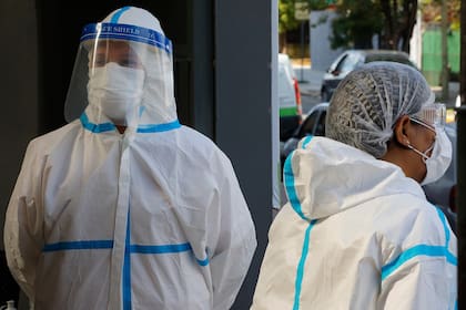Personal de salud, con equipo especial para atender a pacientes infectados de coronavirus en el Hospital Municipal San Cayetano, de San Fernando