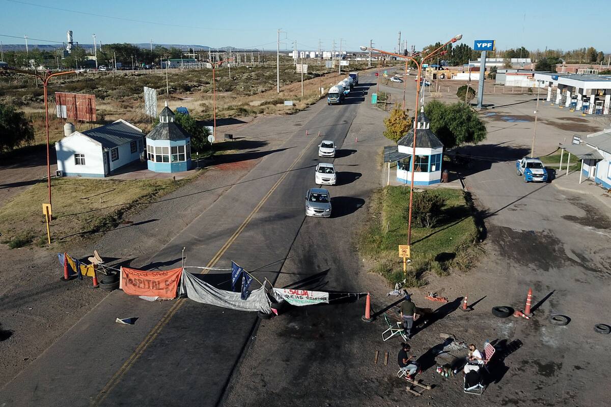 Personal de Salud hizo piquetes sobre las rutas de entrada en la destileria de petróleo de YPF, en Plaza Huincul, Cutral Co, impidiendo el ingreso de camiones de las petroleras de Vaca Muerta.