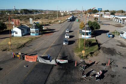 Personal de Salud hizo piquetes sobre las rutas de entrada en la destileria de petróleo de YPF, en Plaza Huincul, Cutral Co, impidiendo el ingreso de camiones de las petroleras de Vaca Muerta.