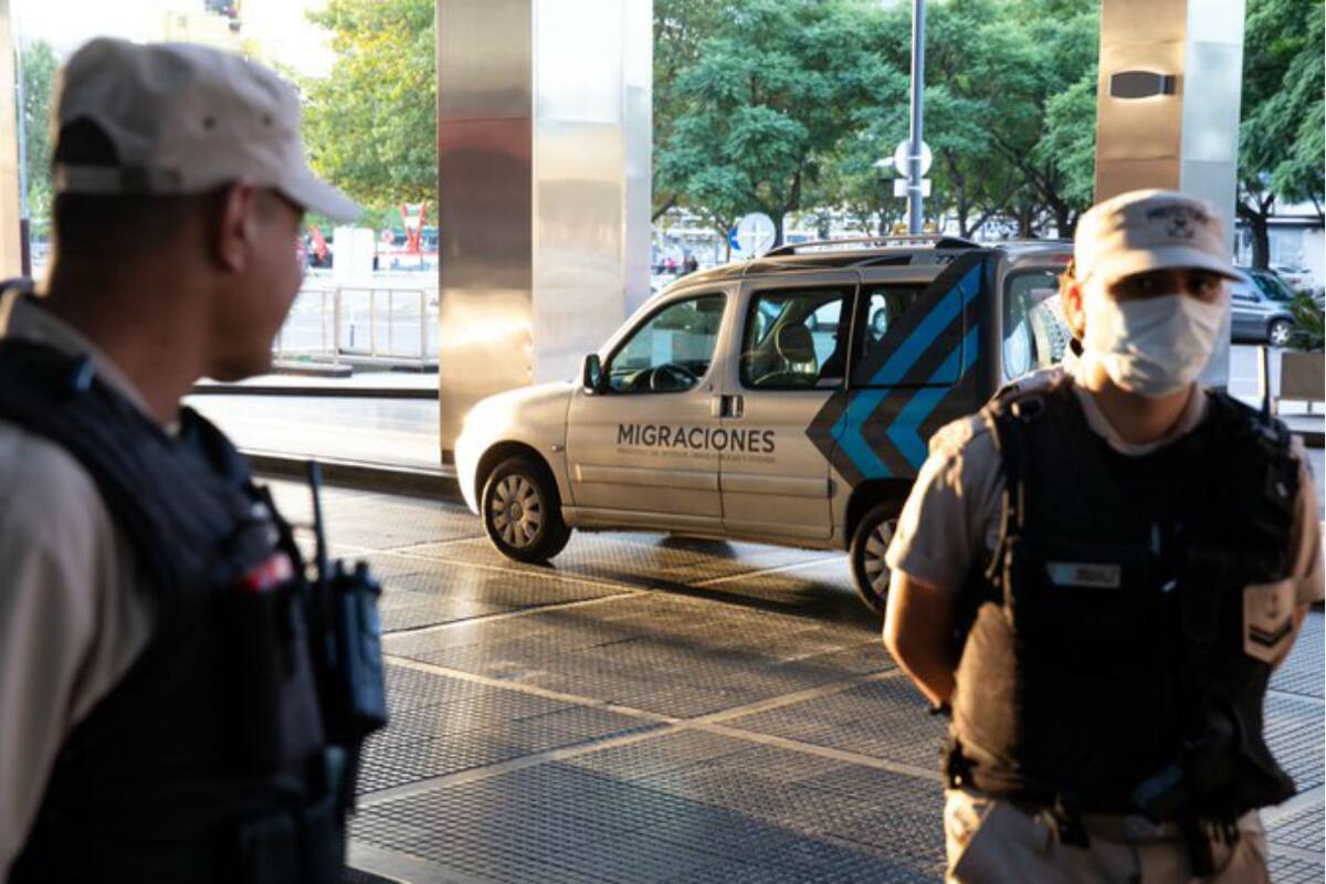 Personal de seguridad acompaña a Ezeiza a los turistas que incumplen su aislamiento