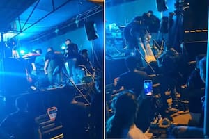 Personal de seguridad cargó a uno de los heridos afuera del escenario