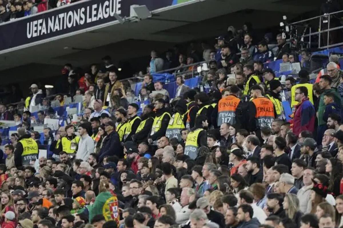 Personal de Seguridad del Allianz Arena protege la zona en donde cayó el hincha alemán que murió en medio de la final de la Nations League entre Portugal y España