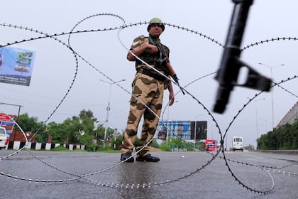 Personal de seguridad está de guardia en una barricada en Jammu