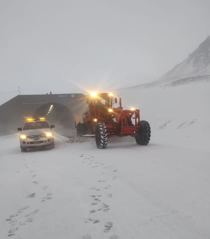 Personal de Vialidad Nacional trabaja sobre la ruta 7, cerca de Las Cuevas, para tratar de despejar el camino de la nieve extrema