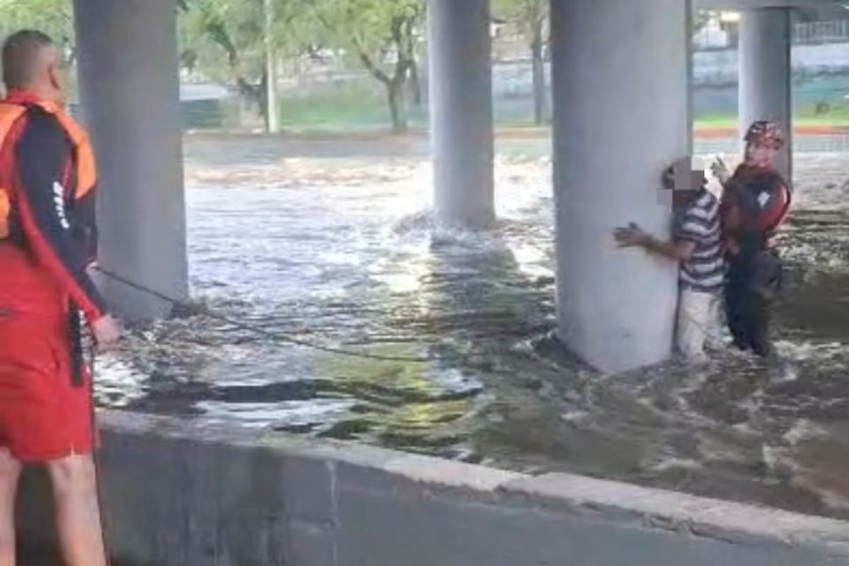 Personal del DUAR trabaja en el rescate de un hombre que quedó atrapado bajo el puente 24 de Septiembre, en Córdoba, tras la crecida del río. El operativo se realizó con cuerdas y arneses para asegurar a la persona y extraerla hacia una zona segura