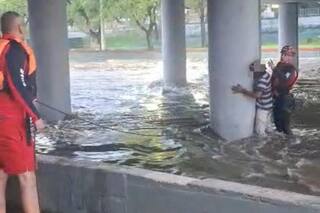 Quedó atrapado bajo un puente por la crecida del río y lo salvaron en un dramático operativo de rescate