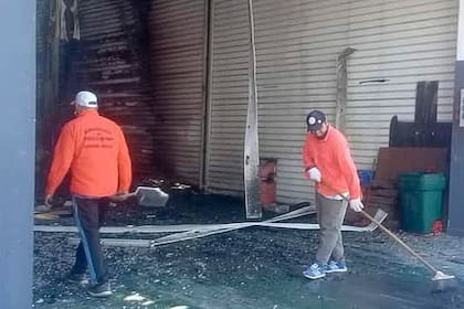 Personal del municipio de Termas colaboró con la limpieza el día después del incendio.