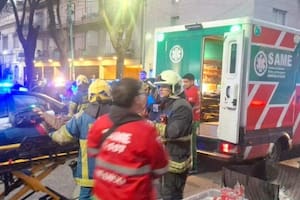 Un tren chocó contra un colectivo a metros de la Bombonera