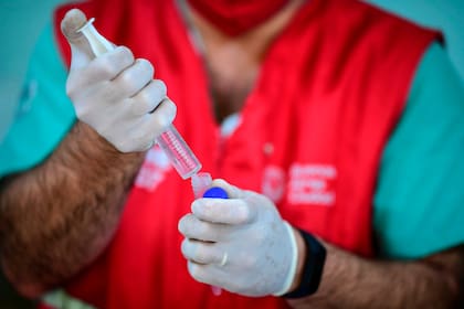 Personal del SAME prepara tests de COVID.