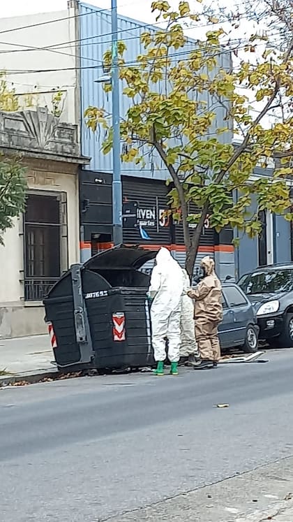 Personal especializado de la policía inspecciona el contenedor ubicado a la altura de Charlone 1366 donde apareció el material radioactivo robado la semana pasada en Saavedra