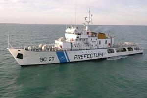 Personal especializado de la Prefectura Naval Argentina (PNA) evacuó mediante una operación aérea a un tripulante de un pesquero que navegaba a más de 590 kilómetros.