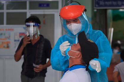 Personal médico aplica pruebas de coronavirus en Vung Tau, Vietnam, el 21 de agosto de 2021 (AP Photo/Hau Dinh)