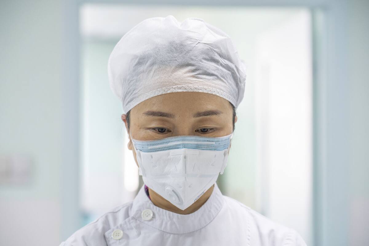 Personal médico atienden a los primeros pacientes de Covid en un hospital de Wuhan, China