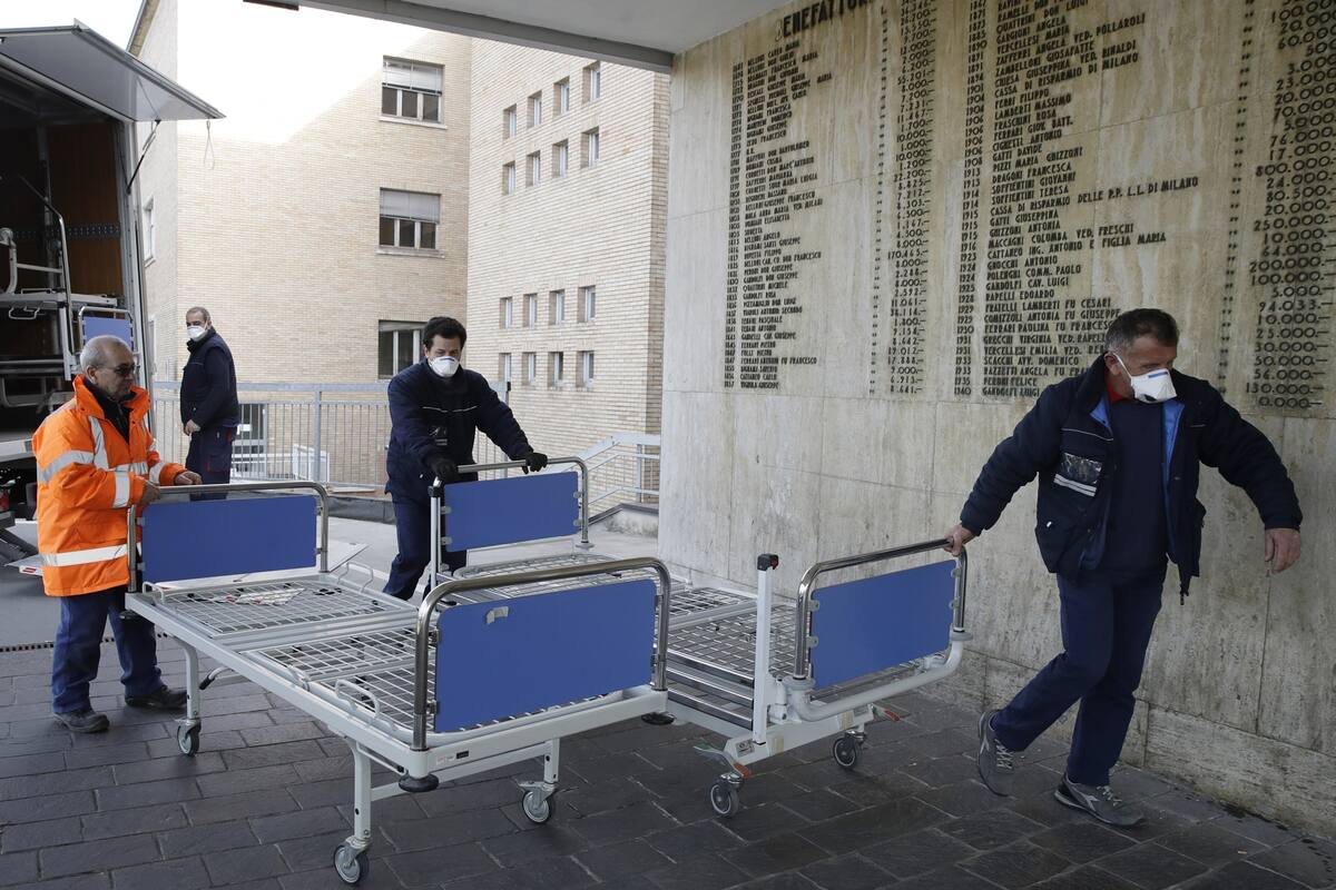 Personal médico, ayer, con nuevas camas para el hospital de Codogno (Lombardía