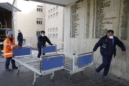 Personal médico, ayer, con nuevas camas para el hospital de Codogno (Lombardía