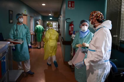 Personal médico debate en la sala de cuidados intensivos del hospital de Cremona, Italia, en abril pasado