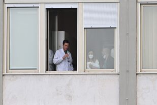 Personal médico en el Hospital Gemelli, donde está internado el papa Francisco. (Alberto PIZZOLI / AFP)