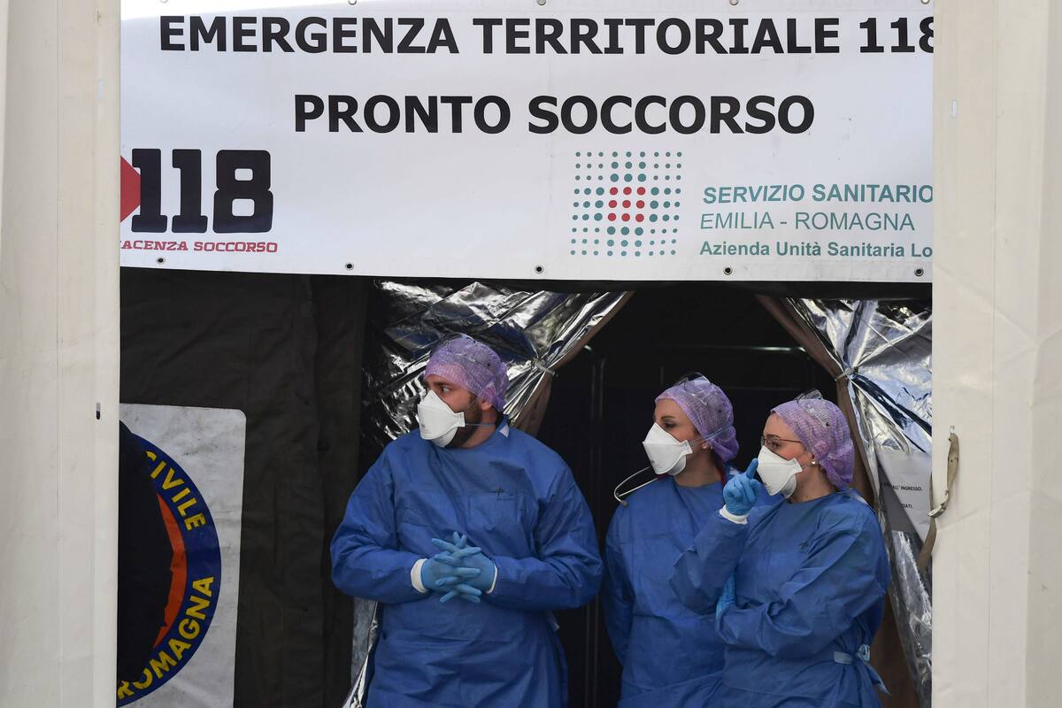 Personal médico en una carpa instalada al lado de un hospital en Piacenza