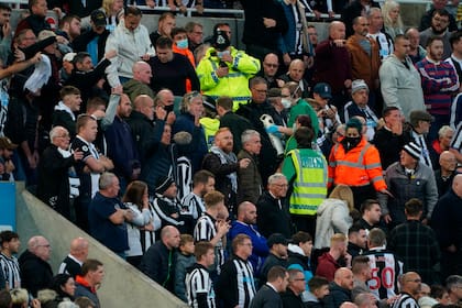 Personal médico es llamado para ayudar a un fanático en la tribuna durante el partido Newcastle y Tottenham