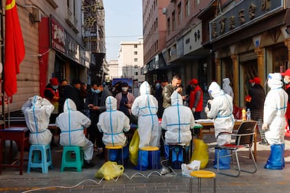 Personal médico realizando pruebas de coronavirus en la ciudad de Zhangye, en la provincia de Gansu