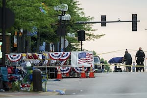 Personal médico retira el cadáver de una de las víctimas de un ataque durante un desfile del 4 de julio, Día de la Independencia, en Highland Park (Armando L. Sánchez/Chicago Tribune vía AP)