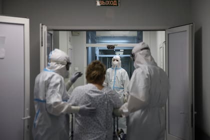 Personal médico ruso en un hospital en Krasnodar (AP Photo/Vitali Timkiv)