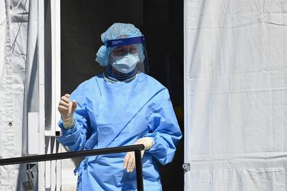 Personal médico trabaja con horarios extendidos en Nueva York