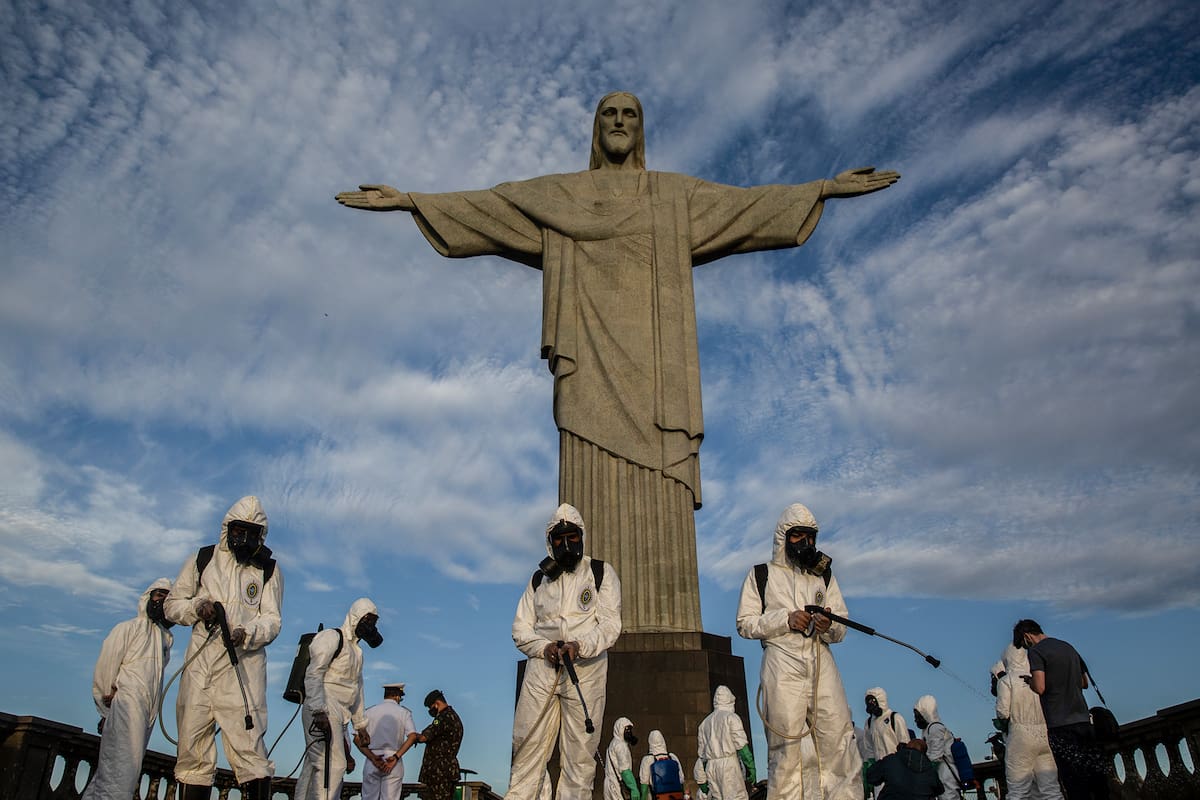 Personal militar desinfecta el monumento al Cristo Redentor en Río de Janeiro