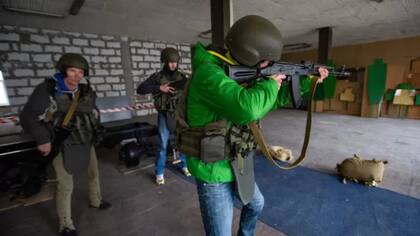 Personal militar en Ucrania le enseña a un civil a manejar armas