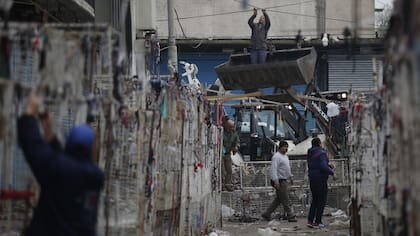 Los puestos callejeros alrededor de La Salada fueron ejes de polémicas y amenazas