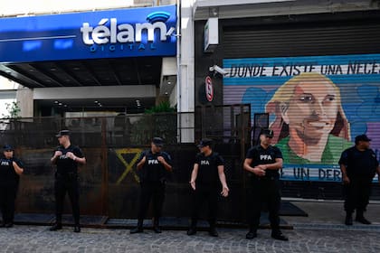 Personal policial custodia la sede de la agencia Télam