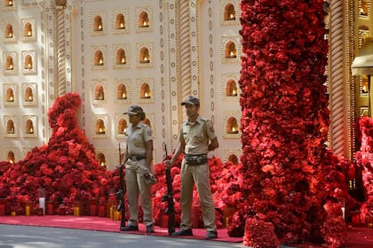 Personal policial de Mumbai custodió el ingreso al evento