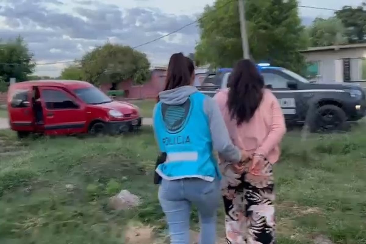 Personal policial detiene a la madre de la víctima durante el operativo realizado en un domicilio de González Catán