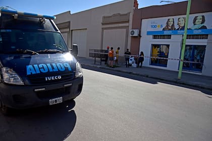 Personal policial, esta mañana, trabajando en el lugar en que se halló el presunto explosivo