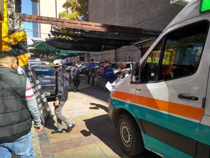 Personal policial logró rescatarla por una playa de estacionamiento que estaba junto al edificio