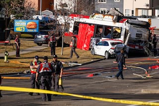 Choque de autobús en Canadá deja 3 muertos y 19 heridos, dice la policía