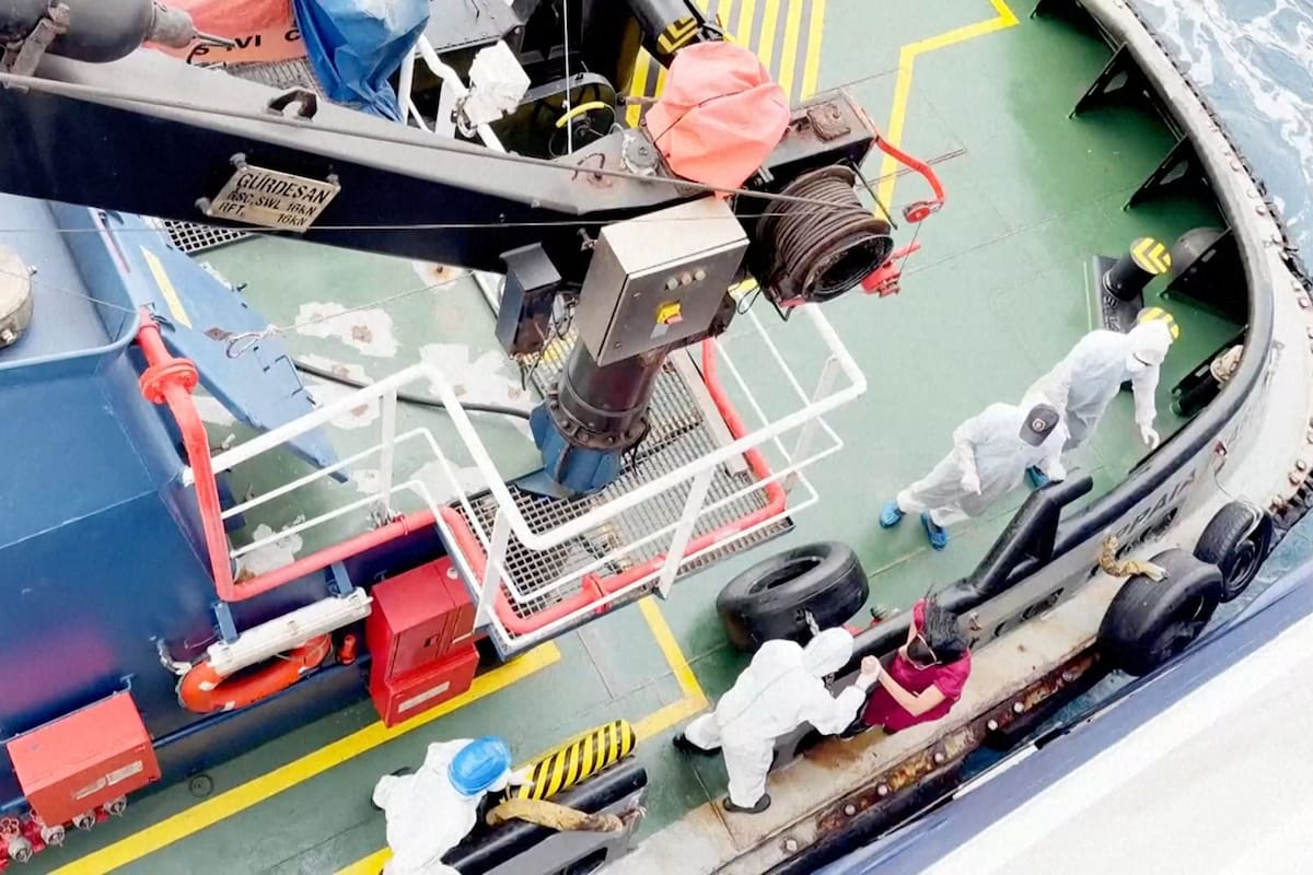Personal sanitario desciende del MV Hondius, de bandera neerlandesa, un crucero con casi 150 personas que permanece frente a Cabo Verde, el lunes 4 de mayo de 2026, tras la muerte de tres pasajeros y varios casos graves en un presunto brote de hantavirus