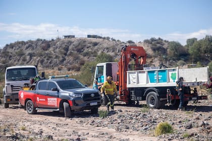 Personal y equipos realizan tareas de mantenimiento en el colector Papagayos, situado en una de las zonas más sensibles frente a los aluviones que bajan desde los cerros