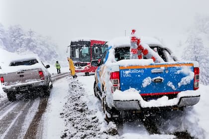 Junto un grupo de vecinos y amigos aficionados al off-road, Mario Kelle abre caminos entre la nieve para llevar alivio a los que están aislados y forrajes para sus animales en medio de la Patagonia