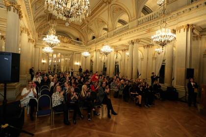 Personalidades de la cultura, amigos y familiares se acercaron a homenajear a la artista. La entrega del diploma fue en el Salón Dorado de la Legislatura porteña