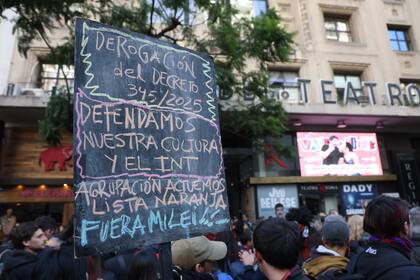 Personalidades destacas del teatro y la danza como gestores de salas alternativas se concentraron en la puerta del INT
