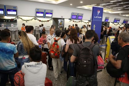 Personas afectadas esta mañana por el paro de Latam