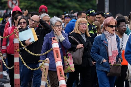 Personas afuera de la embajada de Estados Unidos en Bogotá, Colombia, el lunes 27 de enero de 2025, donde se les notificó que sus citas para visas fueron canceladas debido a la negativa del presidente colombiano Gustavo Petro a aceptar vuelos de repatriación de ciudadanos colombianos desde Estados Unidos.