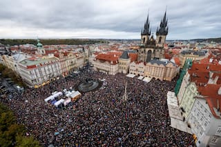 Miles protestan en Praga contra plan del gobierno sobre fondos para medios públicos