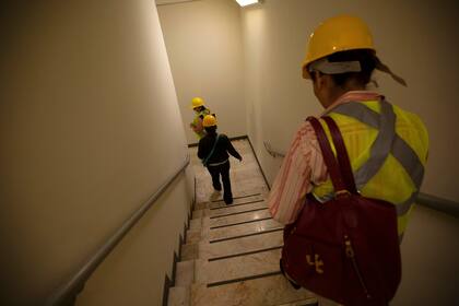 En la ciudad de México personas bajan por las escaleras de emergencia durante la evacuación por el sismo de 7,5 grados que tuvo como epicentro el estado de Oaxaca