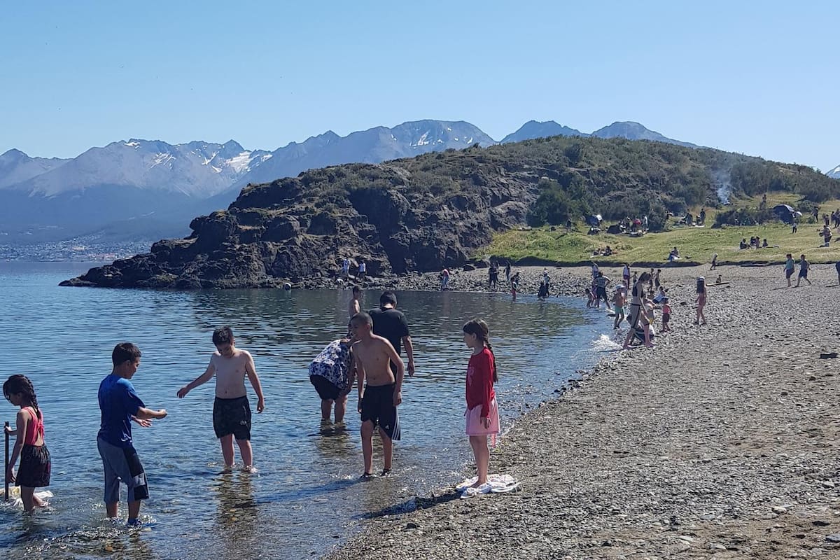Personas bañándose en las costas del canal de Beagle