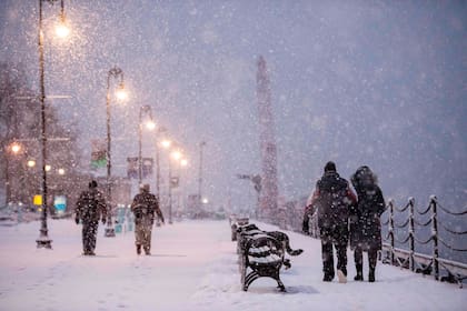 Personas caminan bajo la intensa nevada en Boston