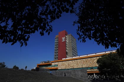 Personas caminan frente al edificio del Rectorado de la Universidad Nacional Autónoma de México (UNAM)