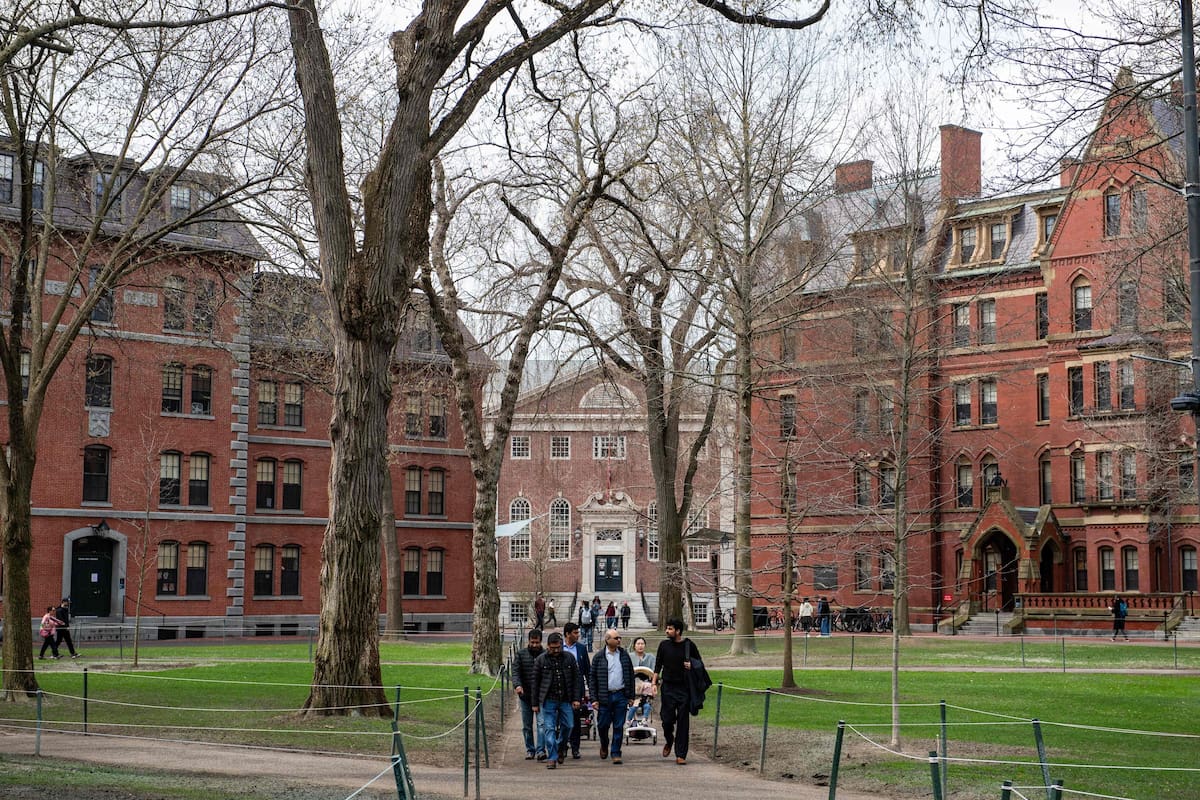 Personas caminan por Harvard Yard en el campus de la Universidad de Harvard en Cambridge, Massachusetts, el 15 de abril de 2025