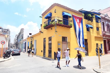 Personas caminan por una calle, en La Habana, capital de Cuba, el 16 de julio de 2022.